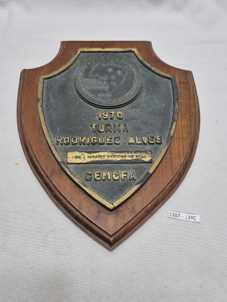 Placa de formatura da Escola Superior de Guerra (ESG) do Brasil, referente à Turma Rodrigues Alves de 1970. Medindo 27cm x 21cm.