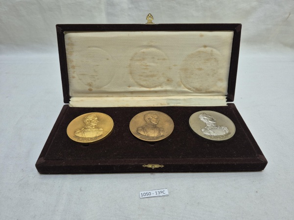 Estojo com 3 medalhas comemorativas do sesquicentenário (150 anos) do Congresso Anfictiônico do Panamá. Medindo 6cm de diâmetro.