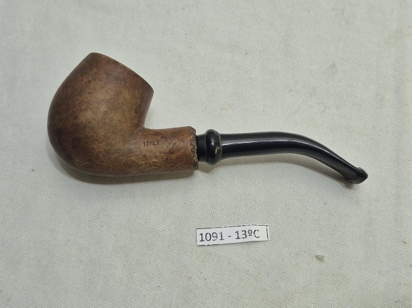 Lindo cachimbo em madeira da marca Maestro Italy. Medindo 14cm de comprimento.