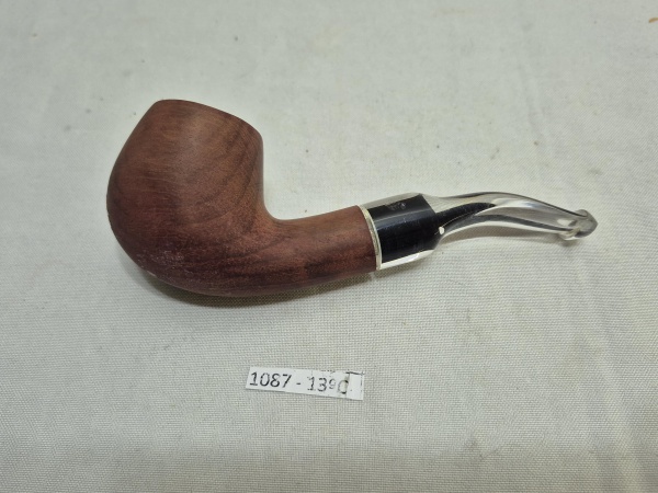 Lindo cachimbo em madeira com piteira em acrílico incolor. Medindo 14cm de comprimento.
