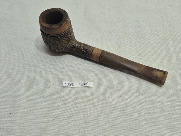 Lindo cachimbo em madeira rústica da marca Savinelli Saturnia 104. Medindo 14,5cm de comprimento.