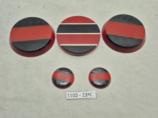 Lote de 5 botões em galalite sendo 3 em becões e 2 olhinhos. Medindo os becões 5,5cm e os olhinhos 2,5cm.