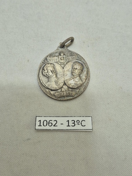 Medalha Comemorativa Centenário Da Independência. "INDEPENDÊNCIA OU MORTE". "GRITO DO YPIRANGA - 7 DE SETEMBRO DE 1822". "1822 - 1922 - BRASIL", EM METAL PRATEADO. MEDINDO: 3,2CM DE DIÂMETRO