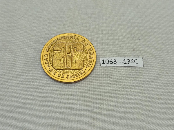 Medalha em bronze Comemorativa aos 10 Anos da Ação Comunitária do Brasil (1966-1976). Medindo 4cm de diâmetro.
