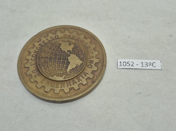 Medalha em bronze Comemorativa do 1º Congresso Pan-Americano de Engenharia, realizado em julho de 1949, no Rio de Janeiro, Brasil. Medindo 6,5cm de diâmetro.