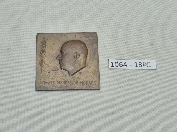 Rara Placa/Medalha Bronze Prefeito Angelo Mendes de Moraes - Homenagem Artistas 1949. Medindo 4cm x 4cm.