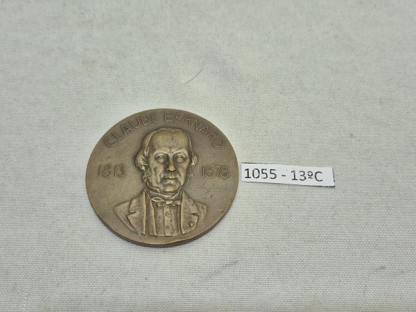 Medalha em bronze comemorativa de Claude Bernard (1813-1878), um renomado médico e fisiologista francês. Medindo 5cm de diâmetro.