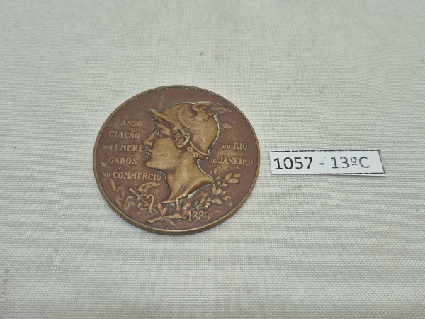Raridade Histórica: Medalha Bronze da Associação dos Empregados no Comércio RJ - 1889. Medindo 4,5cm de diâmetro.