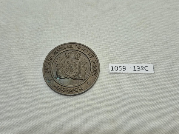 Medalha de Homenagem Câmara Municipal Rio de Janeiro 1ª Legislatura 1977-1981. Medindo 4cm de diâmetro.