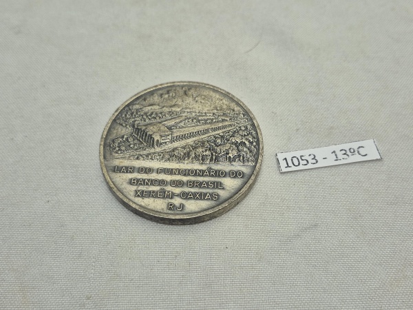 Medalha comemorativa do "Lar do Funcionário do Banco do Brasil" em Xerém-Caxias, Rio de Janeiro, 30 anos (1951-1981). Medindo 5cm de diâmetro.