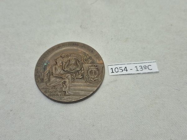 Medalha em bronze Comemorativa do Centenário do Distrito Federal de 1934, cunhada para celebrar o centenário do Distrito Federal (que na época era o Rio de Janeiro) e para marcar uma competição esport