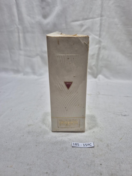Perfume Diva de Emanuel Ungaro Paris Eau de Parfum de 50 ml apresentado em sua embalagem original de cor creme com texturas em relevo e logotipo triangular clássico, item em bom estado de conservação.