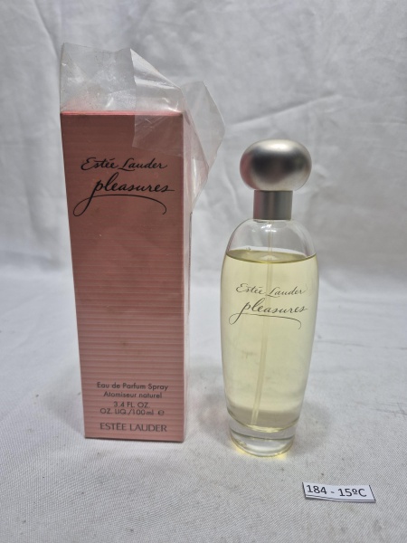 Perfume Pleasures de Estée Lauder Eau de Parfum Spray de 100 ml em frasco de vidro alongado com tampa arredondada prateada, acompanha caixa original rosa com textura linear, frasco contém aproximadame