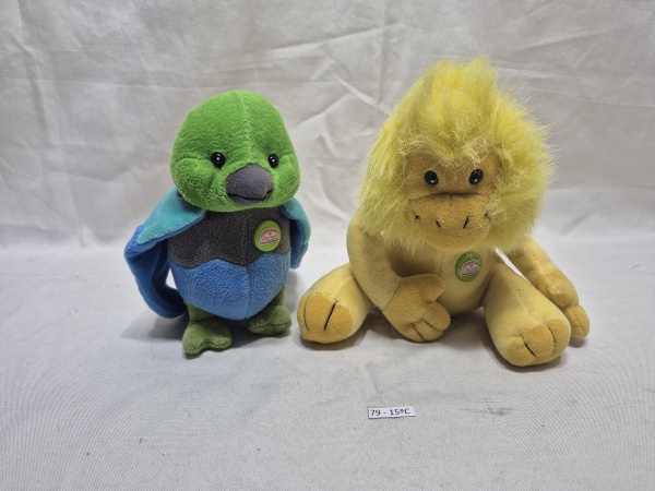 Lote de 2 pelúcias promocionais da marca Guaraná Antarctica, representando a fauna brasileira com um pássaro e um mico-leão-dourado, ambos com o selo da marca aplicado no peito. Medindo o maior 19cm d
