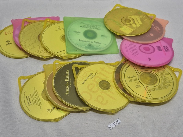 Lote de 14 cds originais de musicas diversas, sem a capa original.
