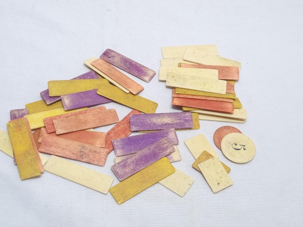 Lote de diversas fichas sendo possivelmente marfim. Medindo 6cm x 1,5cm.