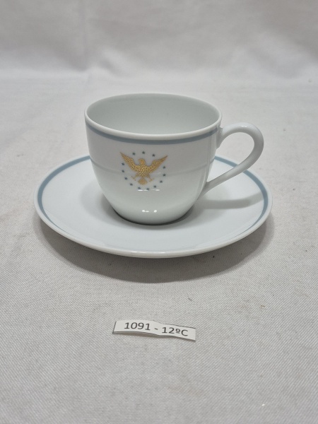 Xícara de café com pires em porcelana Noritake com logo da cia aérea Pan Am. Medindo a xícara 6,5cm x 5cm de altura.
