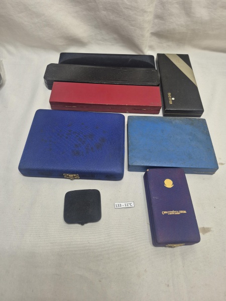 Lote de 7 caixas, estojos, sendo 1 de caneta, 4 de joias e 3 de medalha. Medindo a caixa de caneta 18,5cm x 8cm x 2cm de altura.