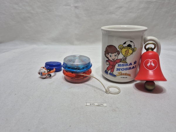 Lote diverso, composto de caneca do Senninha, yo-yo, etc. Medindo a caneca 8cm x 10cm de altura.