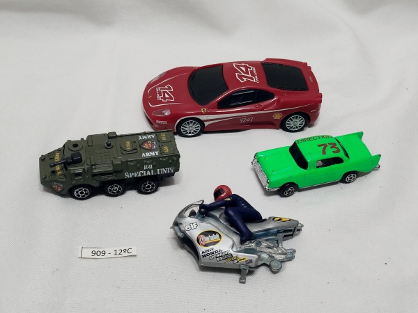Lote de 3 carrinhos e 1 moto (no estado) antigos para coleção. Medindo o maior 11,5cm de comprimento.