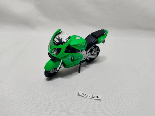Miniatura da moto Kawasaki Ninja ZX-12 da Maistro. Medindo cm de comprimento.