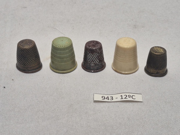 Lote de 5 dedais, sendo 3 em metal e 2 em resina. Medindo o maior 2cm de comprimento.
