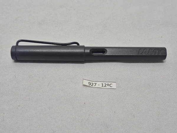 Linda caneta tinteiro da marca Lamy.