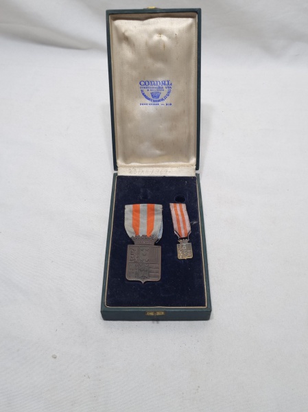 Conjunto de 2 medalhas do Pacificador em bronze no estojo original. Medindo a medalha maior 4,5cm x 3,5cm.