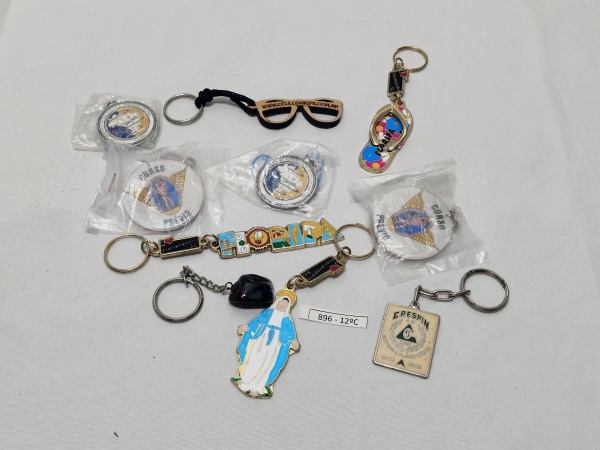 Lote de 10 chaveiros em materiais diversos para coleção.