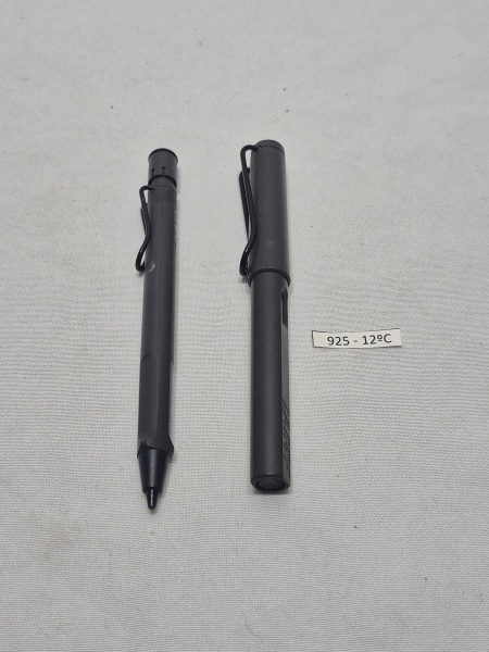 Lapiseira 0,5 e caneta esferográfica da marca Lamy.