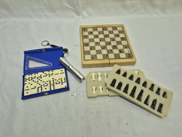 Lote de tabuleiro de xadrez completo com peças em resina, jogo de dominó completo e lanterna. Medindo o tabuleiro aberto 18cm x 18cm x 2cm.