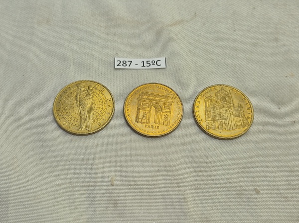Conjunto de 3 medalhas turísticas douradas da Monnaie de Paris, incluindo 2 unidades da Cathédrale Notre-Dame de Paris (edição 2012) e 1 unidade do Arc de Triomphe (edição 2013). Medindo 3,5cm de diâm