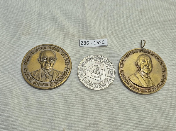 Conjunto de 3 medalhas de odontologia, sendo 2 de mérito da Associação Brasileira de Odontologia - RJ (Professores Orandino Prado Filho e Antonio Rothier Duarte) e 1 alusiva aos 25 anos da Faculdade d