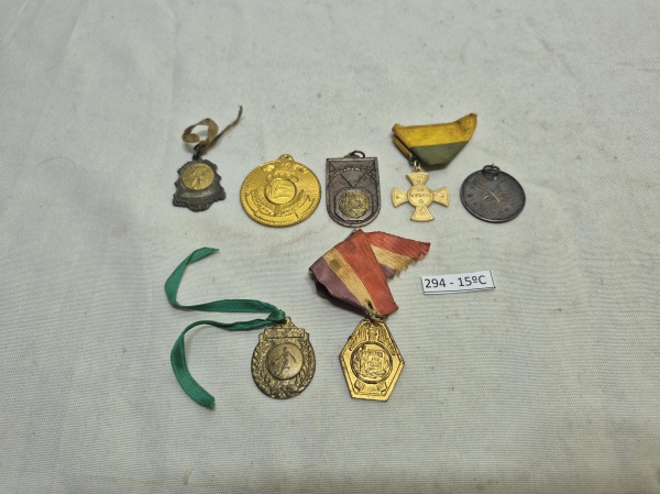 Conjunto de 7 medalhas antigas variadas, incluindo temas esportivos e comemorativos, algumas com fitas originais de tecido. Medindo a maior 4cm de diâmetro.