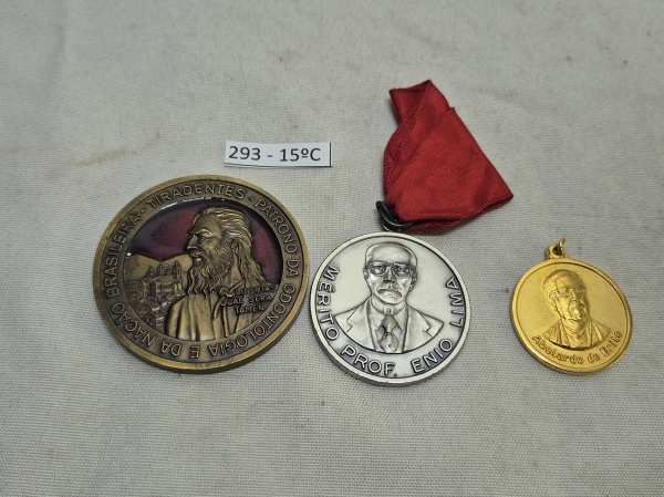 Conjunto de 3 medalhas de odontologia, sendo 1 comemorativa do Centenário de Nascimento de Aristides Leite (1990), 1 de Honra ao Mérito da Associação Brasileira de Odontologia (1983) e 1 da Faculdade