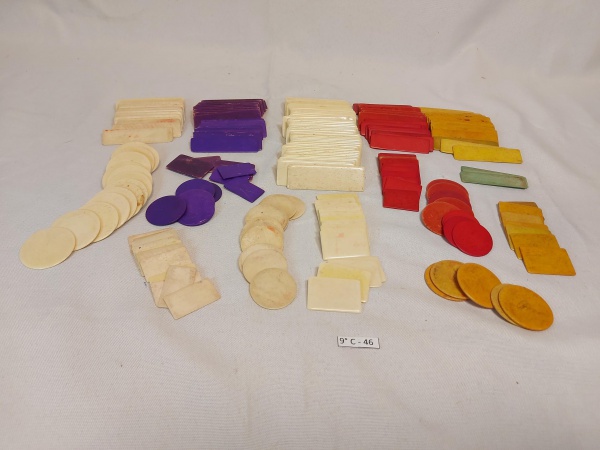 Jogo de 238 antigas fichas de poker em celulose colorido. Sendo branco: redondo 14 + 16 menores, retangures pequenas 13 + 11 menores, retangulares grande 52 + 26 menores, roxo: redondo 5, retangulares