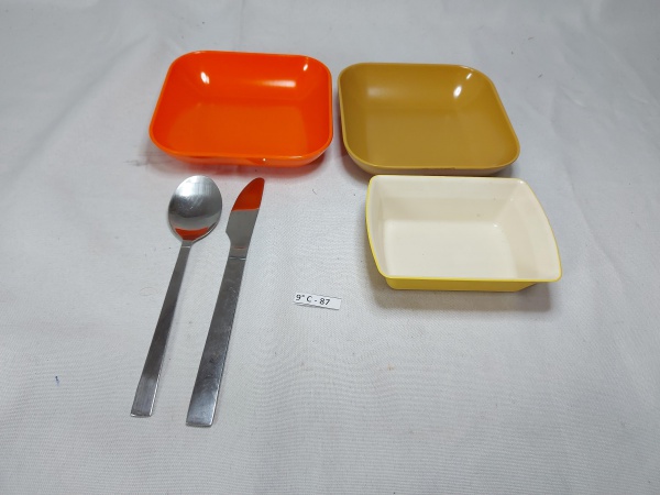 Lote de 3 petisqueiras, colher e faca em de cias aéreas diversas para colecionador. Medindo a petisqueira maior 12cm x 12cm x 3cm de altura.