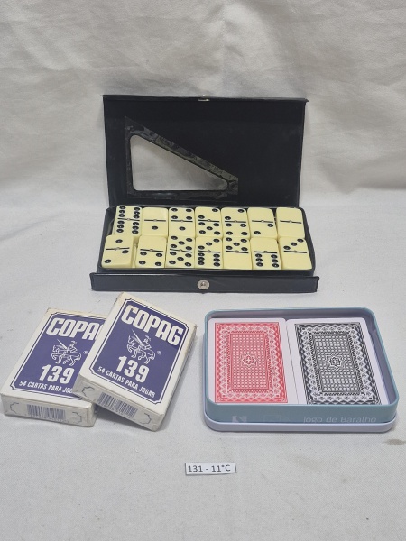 Lote de 2 baralhos da Copag em papel, 2 baralhos em plástico, ambos com naipe grande e 1 dominó Western Games.