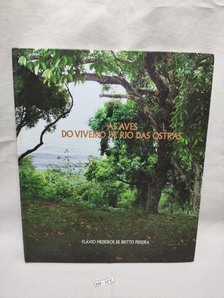 Livro "As aves do viveiro de rio das ostras" de Flavio Medeiros de Britto Pereira.