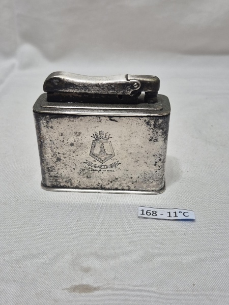 Isqueiro de mesa da Marinha do Brasil do NE. Almirante Saldannha. Medindo 8cm x 3,5cm x 7cm de altura.