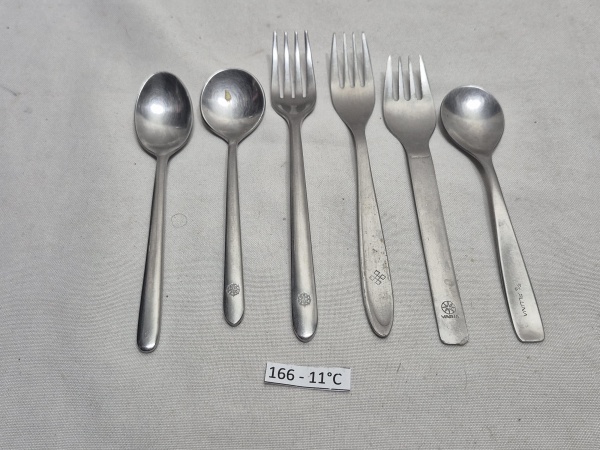 Lote de 6 talheres em aço inox, com logos de cias aéreas diversas. Medindo o maior 16,5cm de comprimento.