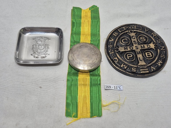 Lote diverso de selo lacre, medalha de São Bento em cerâmica e petisqueira em metal. Medindo o maior 11,5cm de diâmetro.
