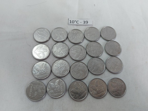 Lote de 20 moedas de 500 cruzeiros, década de 90.