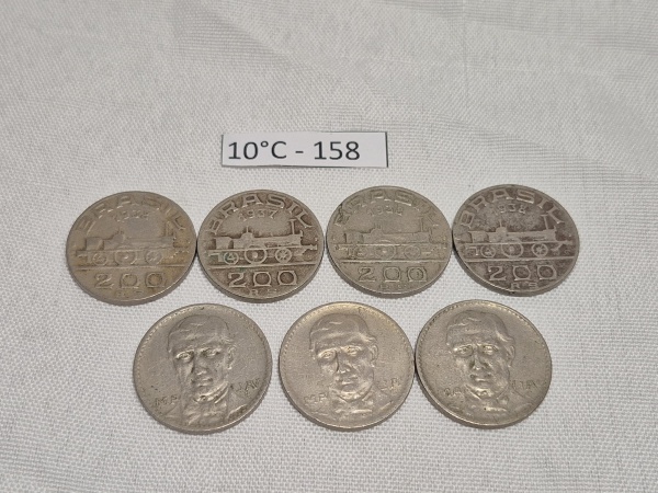 Lote de 7 moedas de 200 reis, décadas de 30/40.