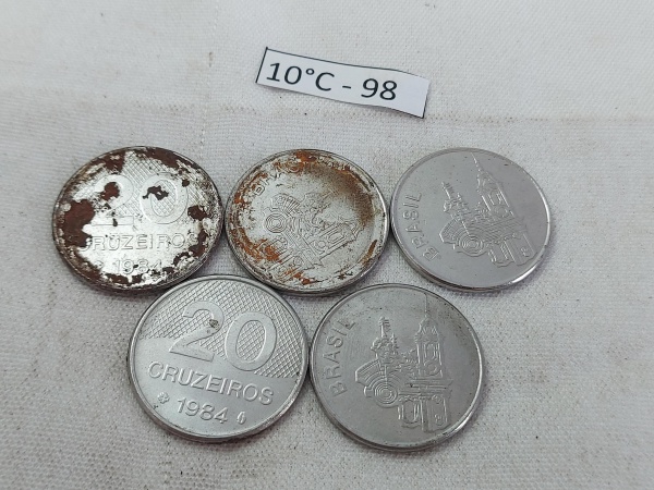 Lote de 5 moedas de 20 cruzeiros, década de 80.