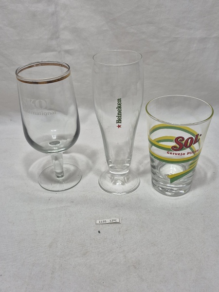 Lote de 2 copos e 1 taça de coleção em vidro e cristal, propagandas diversas. Medindo o maior 19cm de altura.