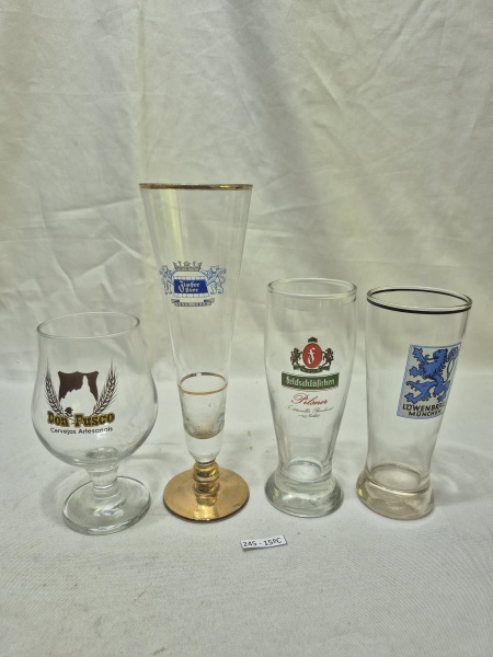 Lote de 3 tulipas e 1 taça em demicistal com estampas de logo de bebidas. Medindo o maior 23cm de altura.