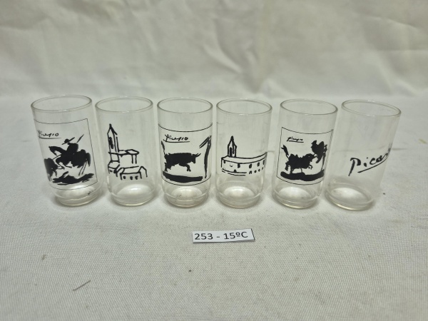 Conjunto de 6 copos de shot em demicristal incolor decorados com ilustrações em preto atribuídas a Picasso. Medindo 3cm x 5,7cm de altura.