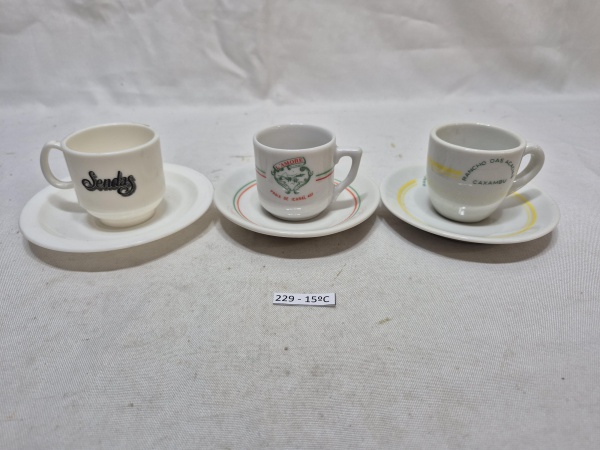 Lote de 3 xícaras de café, sendo 2 em porcelana e 1 em plástico. Para colecionador.