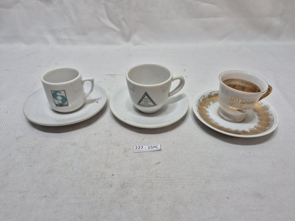 Lote de 3 xícaras de café em porcelana para colecionador, pires adaptado.